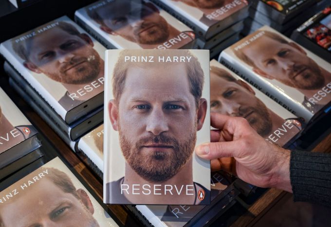 «Reserve», die Autobiografie von Prinz Harry, liegt zum Verkauf bereit. Autobiografie von Prinz Harry