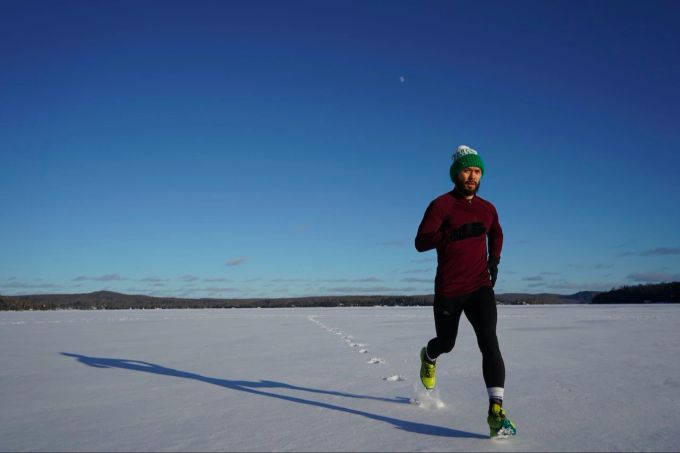 Mit der richtigen Kleidung kann man im Winter gut joggen. Jogger