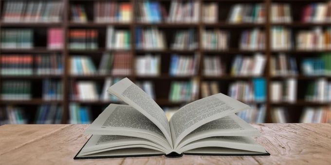 Die erste öffentliche Bibliothek der Welt eröffnete im Jahr 1492 in Cesena, Italien. Buch aufgeschlagen Tisch Bücherregale Bücher