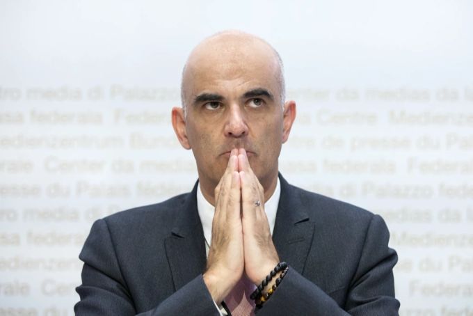 Gemäss der «Schweiz am Wochenende» wird Alain Berset im E-Mail-Verkehr mehrmals explizit erwähnt: «Freundliche Grüsse auch von Bundesrat Berset» oder «Wenn es Ihnen dient, kann ich gerne einen Austausch mit Bundesrat Berset gegen Ende Woche organisieren» sind nur zwei Beispiele. (Archivbild) Alain Berset Corona-Leaks