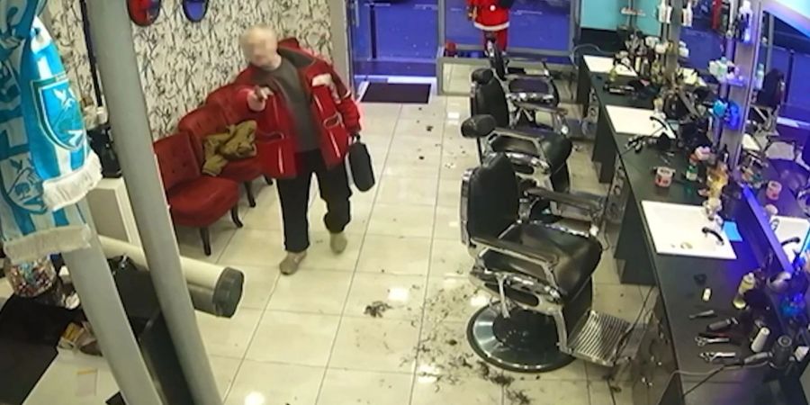 Ein Standbild aus einem Überwachungsvideo zeigt den mutmassliche Täter in einem Pariser Friseursalon, nachdem er vor einem kurdischen Gemeindezentrum Schüsse abgegeben hat.