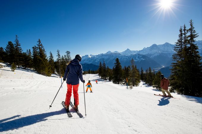 Die Alpen stets im Blick: Wintersport am Niederhorn ist ein Fest für die Augen. sdf