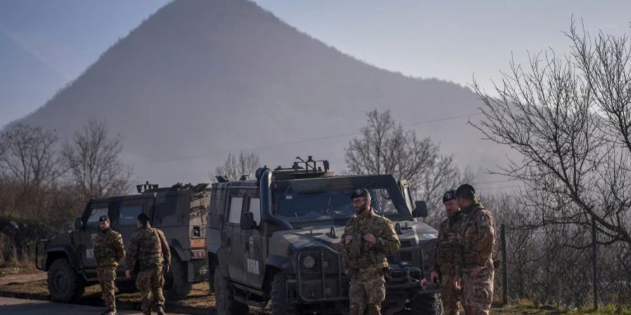 Nato-Friedenstruppen an der Grenze zwischen Serben und dem Kosovo