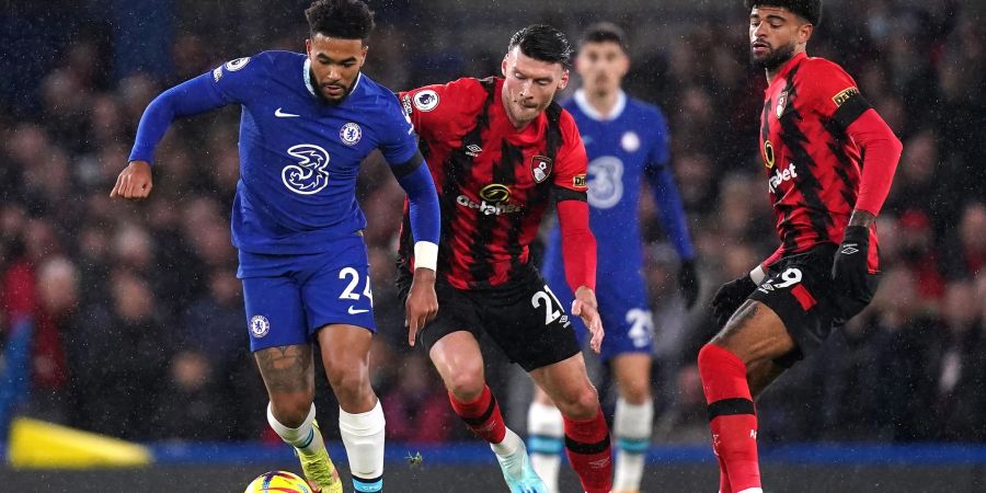 Chelseas Reece James (l) behauptet gegen Bournemouths Kieffer Moore (M) und Dominic Solanke den Ball.