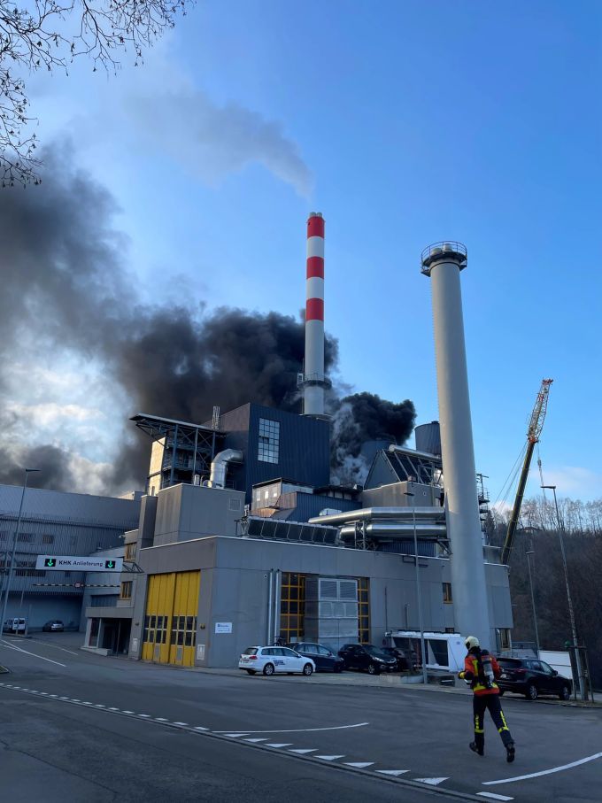 Die Feuerwehr konnte den Brand rasch unter Kontrolle bringen. Die Feuerwehr konnte den Brand rasch unter Kontrolle bringen.