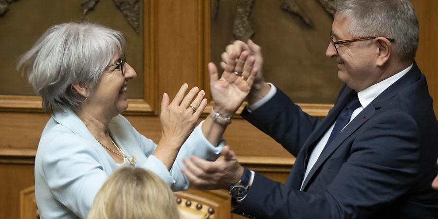 Die neugewählte SP-Bundesrätin Elisabeth Baume-Schneider freut sich mit ihrem jurassischen Ständeratskollegen Charles Juillard (Mitte) über ihre Wahl.