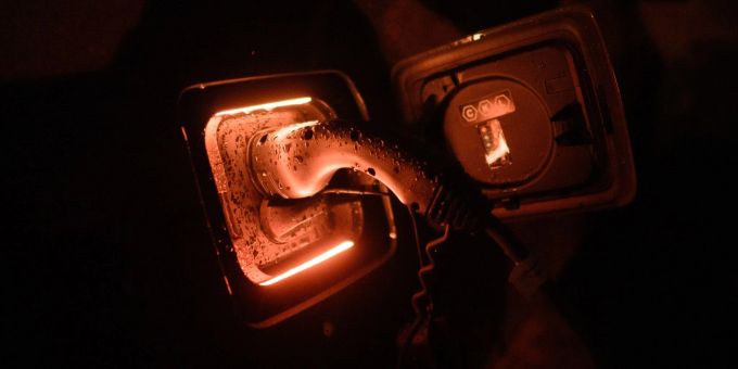 Sicher das E-Auto laden: Das geht am besten an einer Wallbox oder einer Ladesäule. Sicher das E-Auto laden: Das geht am besten an einer Wallbox oder einer Ladesäule.