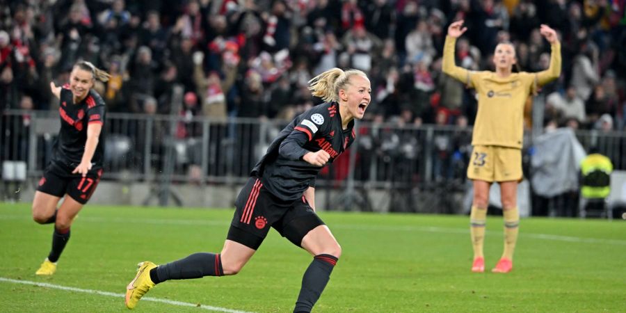 Lea Schüller feiert ihr Tor zum 3:0 für Bayern München im Spiel gegen den FC Barcelona.