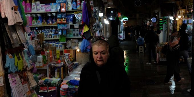 Eine Frau geht am Montag durch den Tajrish-Basar in Teheran. Eine Frau geht am Montag durch den Tajrish-Basar in Teheran.