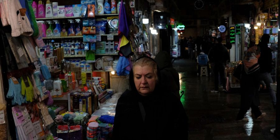 Eine Frau geht am Montag durch den Tajrish-Basar in Teheran.