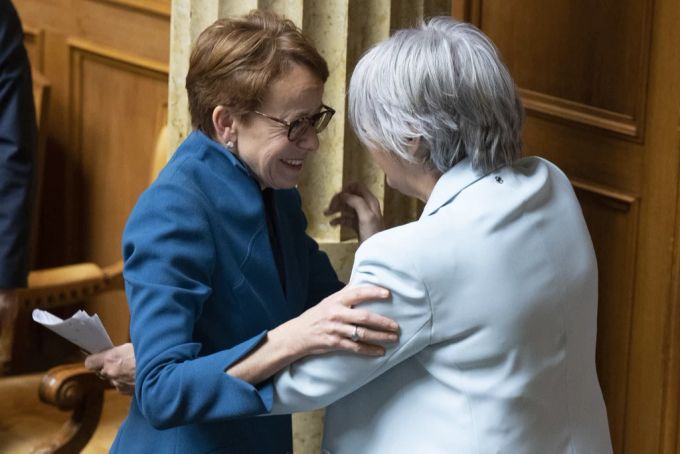 Die unterlegene SP-Bundesratskandidatin Eva Herzog (BS) gratuliert der Wahlsiegerin Elisabeth Baume-Schneider, 7. Dezember 2022. Herzog Baume-Schneider Bundesrat SP