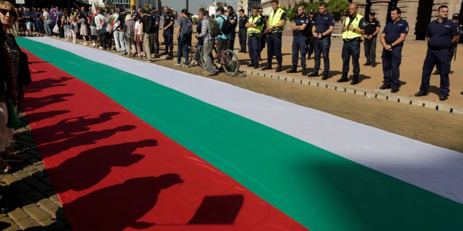 Eine riesige bulgarische Flagge vor dem Gebäude der Nationalversammlung in Sofia.
