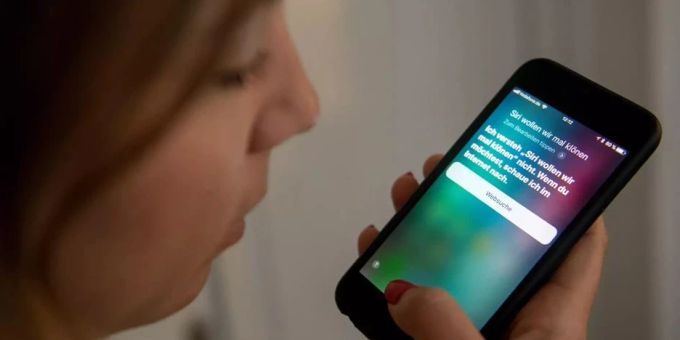Künstliche Intelligenz: Eine Frau nutzt die Spracherkennung des Apple-Programms Siri. ki kenia
