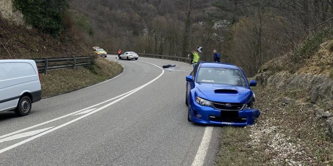 Liesberg BL: Frontal/seitliche Kollision zwischen zwei Personenwagen