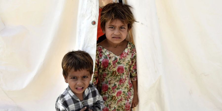 Von Überschwemmungen betroffene Kinder in einem Lager in Pakistan.