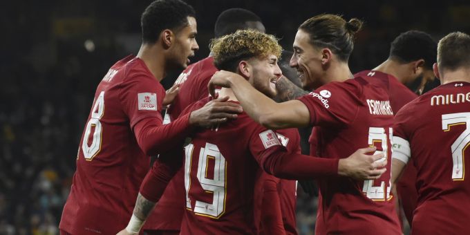 Harvey Elliott (Mitte) feiert sein Tor zum 1:0 für Liverpool gegen Wolverhampton im FA Cup. Liverpool Wolverhampton FA Cup