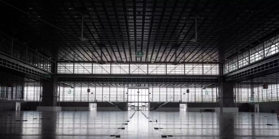 Blick in eine leere Messehalle in Düsseldorf. Foto: Bernd Thissen/dpa