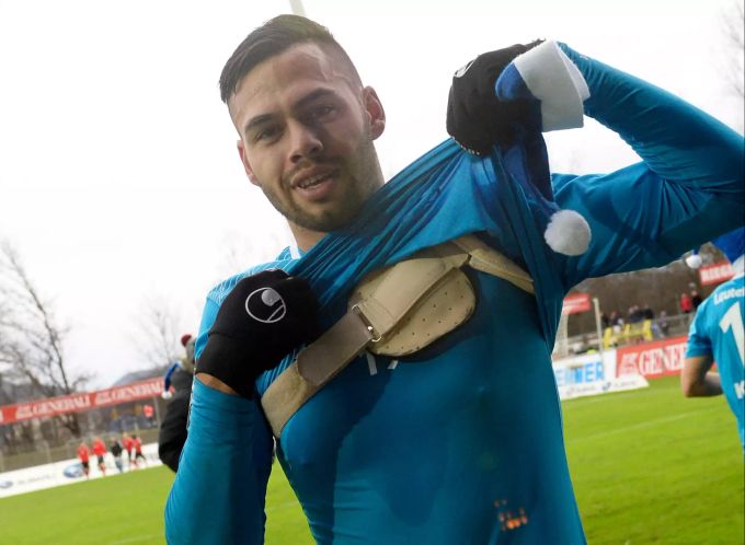 Nach einer Herzmuskelentzündung spielte der ehemalige Fussballer Daniel Engelbrecht mit einem Defibrillator. Fussballer Fussballfeld Defibrillator