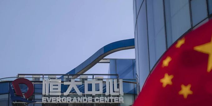 Der riesige Immobilienkonzern Evergrande hat offenbar erstmals Zinszahlungen nicht beglichen. Damit rückt der Zusammenbruch des Unternehmens wieder näher. (Archivbild) Der riesige Immobilienkonzern Evergrande hat offenbar erstmals Zinszahlungen nicht beglichen. Damit rückt der Zusammenbruch des Unternehmens wieder näher. (Archivbild)