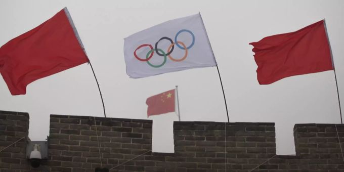 Die Olympische Fahne neben der chinesischen auf der Grossen Mauer. Olympische Winterspiele