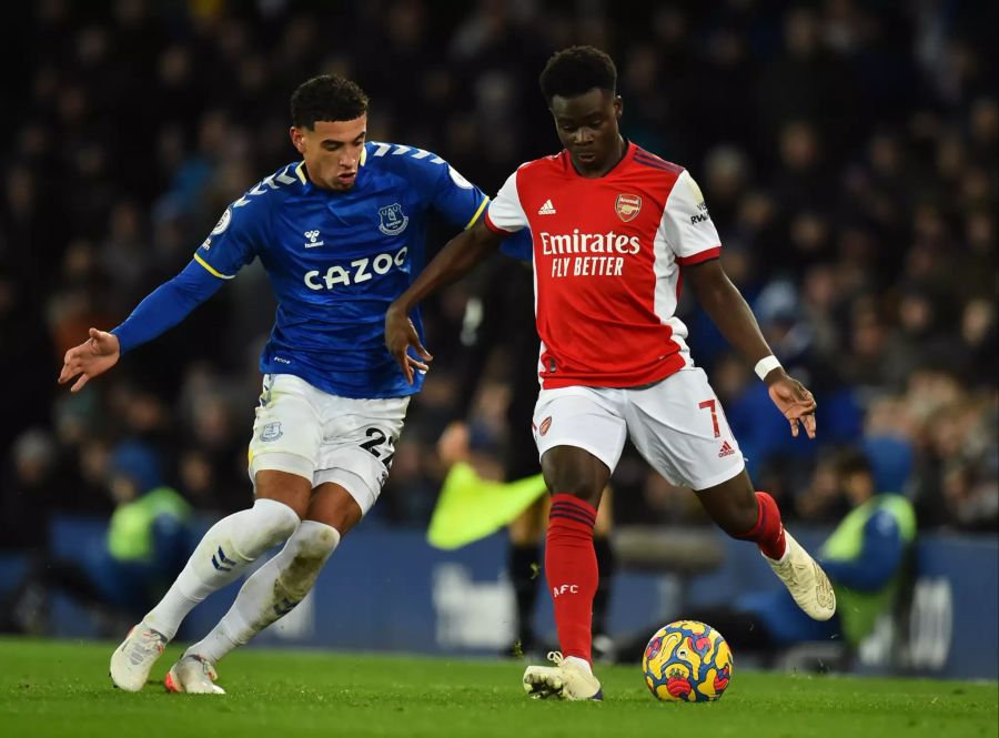 Arsenals Bukayo Saka (r.) wird von Everton-Verteidiger Ben Godfrey unter Druck gesetzt.