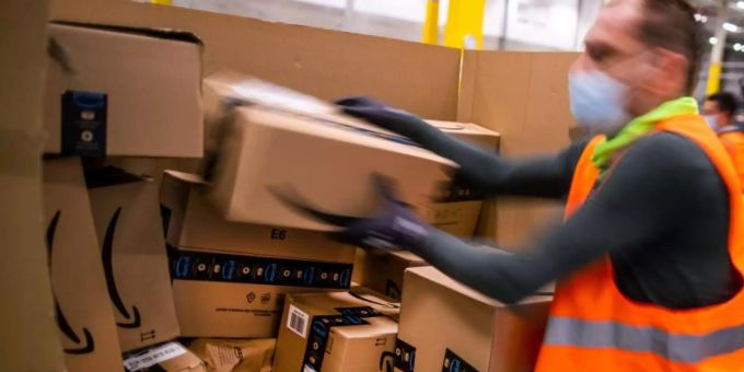 Nach Angaben einer Befragung wird in Deutschland jede siebte Online-Bestellung wieder zurückgeschickt. Foto: Jens Büttner/dpa-Zentralbild/dpa Nach Angaben einer Befragung wird in Deutschland jede siebte Online-Bestellung wieder zurückgeschickt. Foto: Jens Büttner/dpa-Zentralbild/dpa