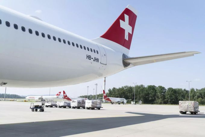 Ein Flugzeug der Swiss auf dem Rollfeld am Flughafen Zürich. Swiss Flugzeug Flughafen