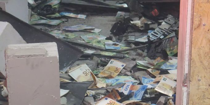 Sowohl am Gebäude als auch an den beiden Bankomaten entstand grosser Sachschaden. Explosion