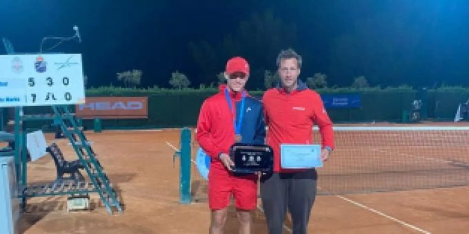Freuen sich über den 3. Platz am Masters der besten Europas: Nikola Djosic und Swiss Tennis-Coach Dieter Kindlmann am Junior Masters. . Swiss Tennis Junior Masters.