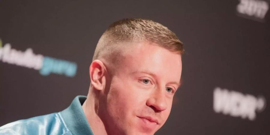 Der US-amerikanische Rapper Macklemore wird von seiner kleinen Tochter beurteilt. Foto: Rolf Vennenbernd/dpa