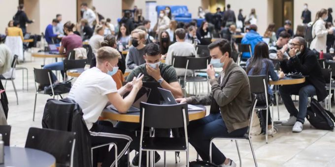 Studenten verweilen auf den Gängen anlässlich der Wiederaufnahme des Studienbetriebs mit Präsenzunterricht an der Universität Zürich, aufgenommen am Montag, 20. September 2021 in Zürich. Universitäten Coronavirus Tests