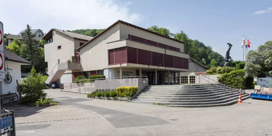 Das Gemeindezentrum in Reigoldswil mit Skulptur, «Ikarus» von Jakob Probst (1880-1966).