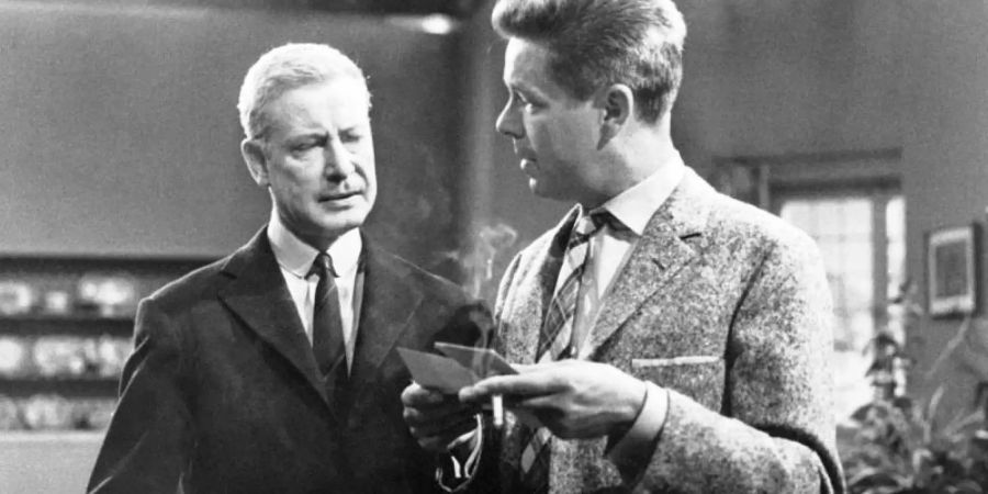 Kriminalinspektor Harry Yates (Heinz Drache, l) und der Maler John Hopedean (Dieter Borsche) in einer Szene des ARD-Krimis "Das Halstuch" (1962). Foto: KPA/United Archives/dpa