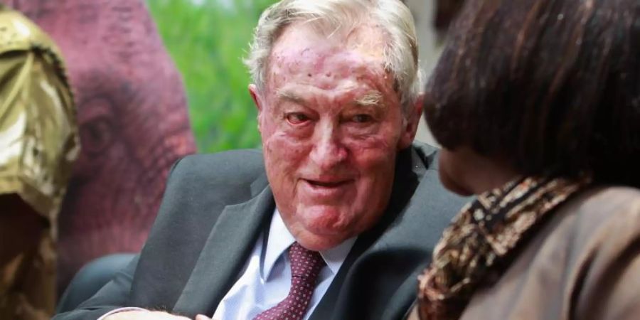 Richard Leakey (l.), Vorsitzender des Kuratoriums des Kenya Wildlife Service (KWS), und Judi Wakhungu (r.), damals kenianische Ministerin für Umwelt und natürliche Ressourcen im September 2015. Foto: Daniel Irungu/EPA/dpa