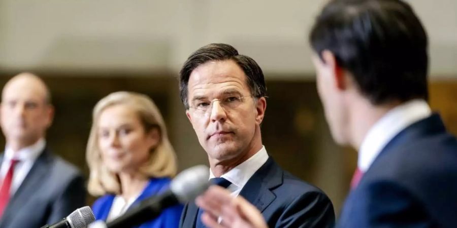 Gert-Jan Segers, Fraktionsvorsitzender der ChristenUnie, Sigrid Kaag, Parteivorsitzende der D66, Mark Rutte, Minsterpräsidentder Niederlande und Parteivorsitzender der VVD, und Wopke Hoekstra, Finanzminister im niederländischen Kabinett und Parteivorsitzender der CDA (v.l.n.r.). Foto: Bart Maat/ANP/dpa