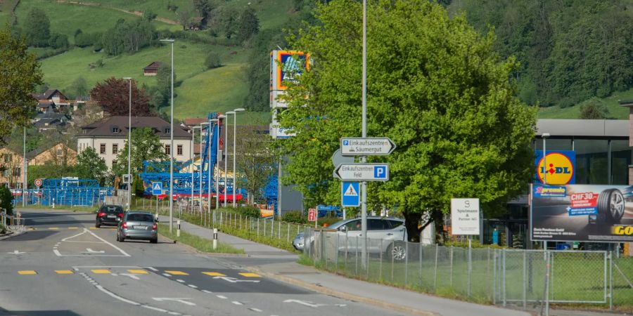 Ortseinfahrtsstrasse Gemeinde Schänis im Kanton St. Gallen.