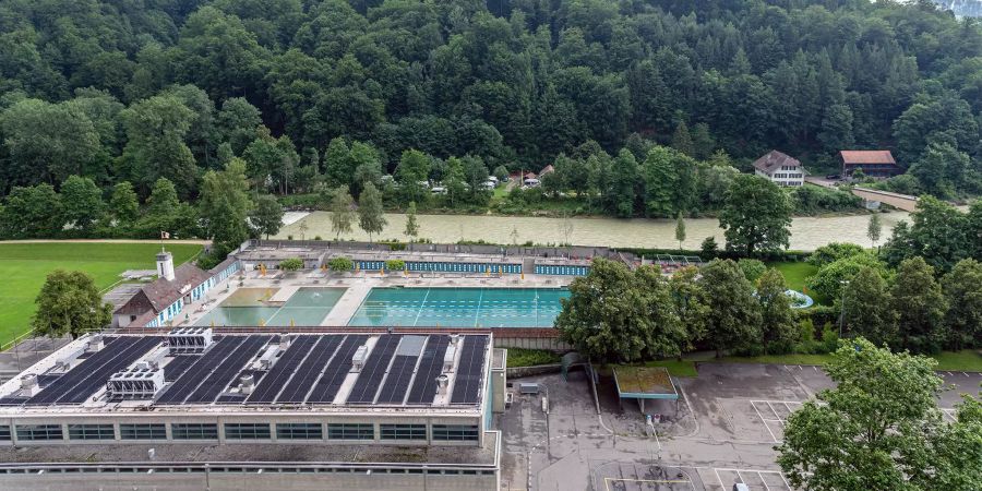 Vorne die Markthalle, dann das Freibad und hinten die Emme in Burgdorf.