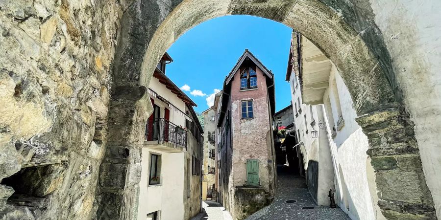 Blick vom Turmweg aus in die Junkergasse und die Altstadt von Visp.