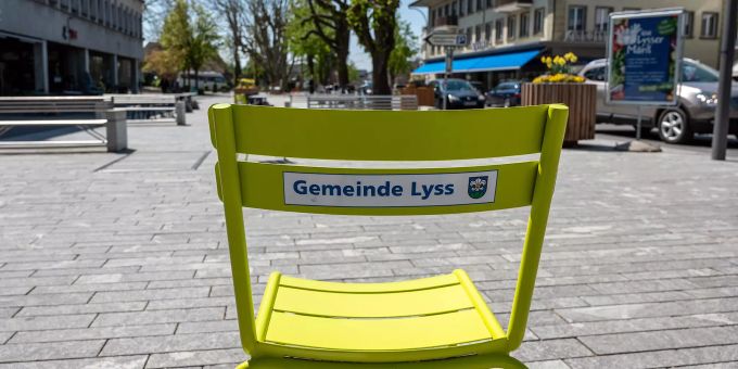 Stuhl an der Arbergstrasse. Im Hintergrund die Gemeindeverwaltung von Lyss. Stuhl an der Arbergstrasse. Im Hintergrund die Gemeindeverwaltung von Lyss.