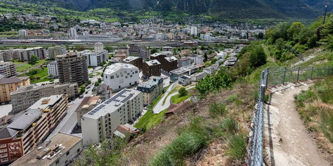 Blick vom Wanderweg Lötschbergerauf Naters. Hinten der Bahnhof Brig und Brig-Gils. Blick vom Wanderweg Lötschbergerauf Naters. Hinten der Bahnhof Brig und Brig-Gils.