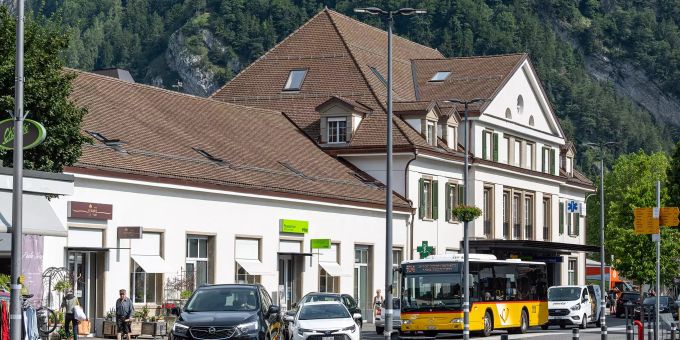 Postauto beim Bahnhof Interlaken West (hinten). interlaken be