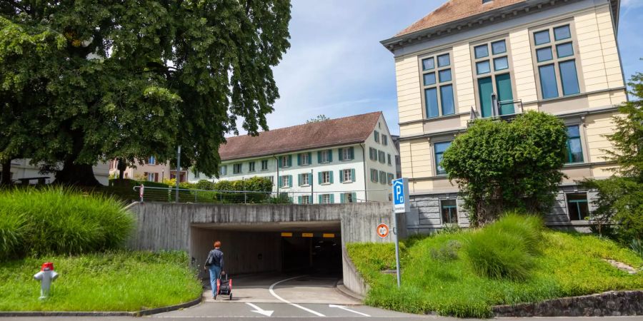 Die Einfahrt zum Parkhaus des Gemeindehauses Thalwil.