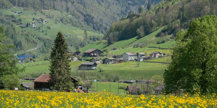 Die Landschaft im Kanton Glarus Süd mit Blick Richtung Haslen Grosstal.