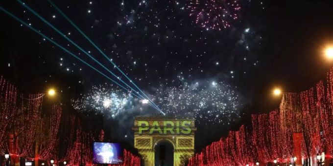 Als die Welt noch in Ordnung war: Paris begrüsst das Jahr 2020. Foto: Christophe Ena/AP/dpa Als die Welt noch in Ordnung war: Paris begrüsst das Jahr 2020. Foto: Christophe Ena/AP/dpa