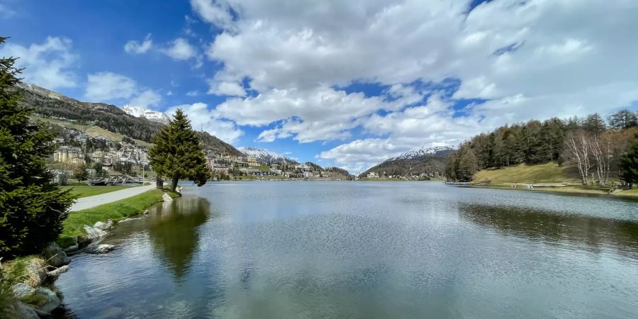 Ausblick auf den Sankt Moritzer See in St. Moritz.