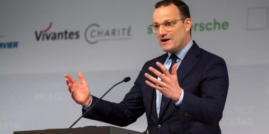 Jens Spahn unterstützt die Forderungen nach besserer Bezahlung. Foto: Monika Skolimowska/dpa-Zentralbild/dpa