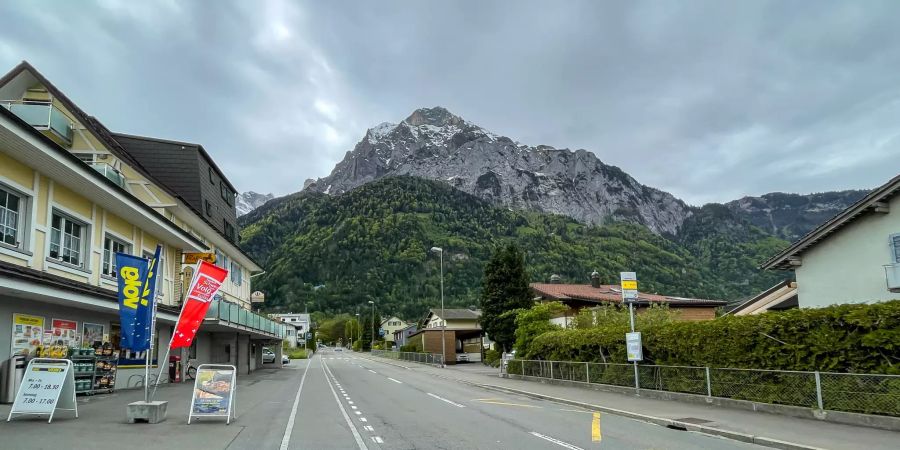 Dorfzentrum mit Ausblick auf die Berge in Seedorf (UR).