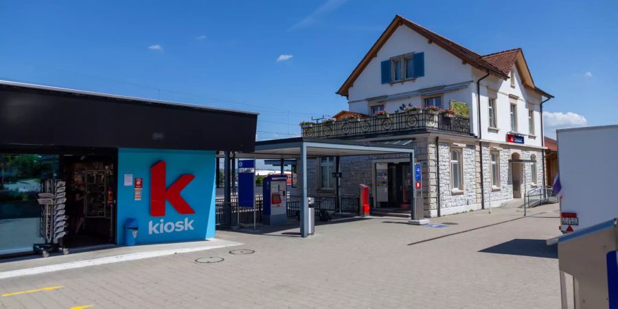 Bahnhof Dielsdorf mit K Kiosk.