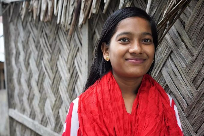 Akhi aus Bangladesch arbeitet als Schneiderin und hilft dadurch sich und ihrer Familie. Mädchen aus Bangladesch