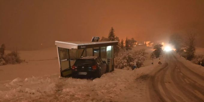 Am Auto und am Buswartehäuschen entstand Sachschaden in der Höhe von mehreren Zehntausend Franken. Unfall